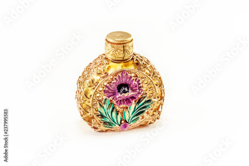 Obraz na płótnie Vintage perfume bottle in gold filigree isolated on white background w salonie