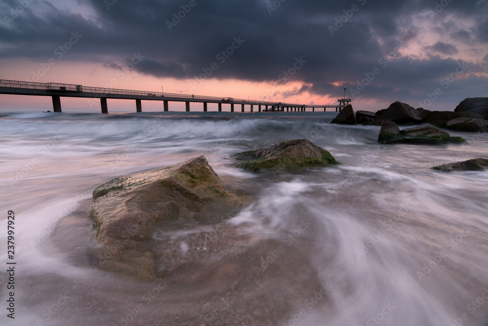 Obraz premium Sea sunrise, near the rocks