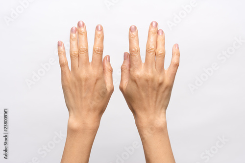 女性の手
