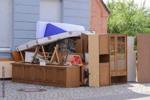 Fotografía Sperrmüll vor einem Haus