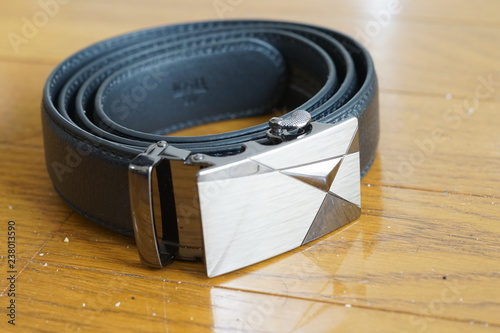皮の高級ベルト