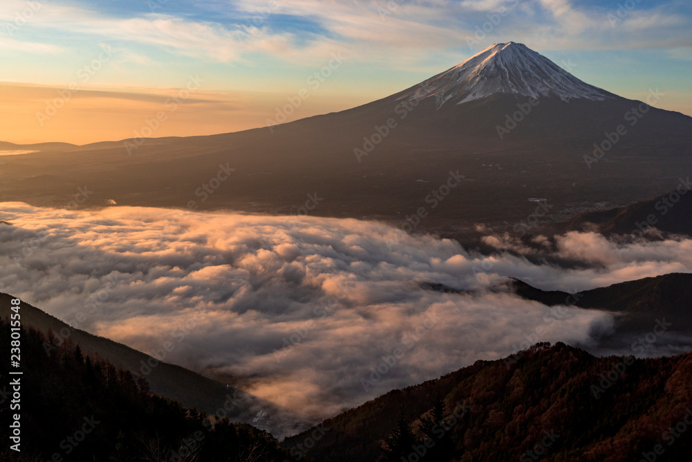 赤く染まる雲海と富士山