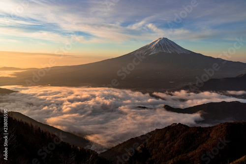 赤く染まる雲海と富士山