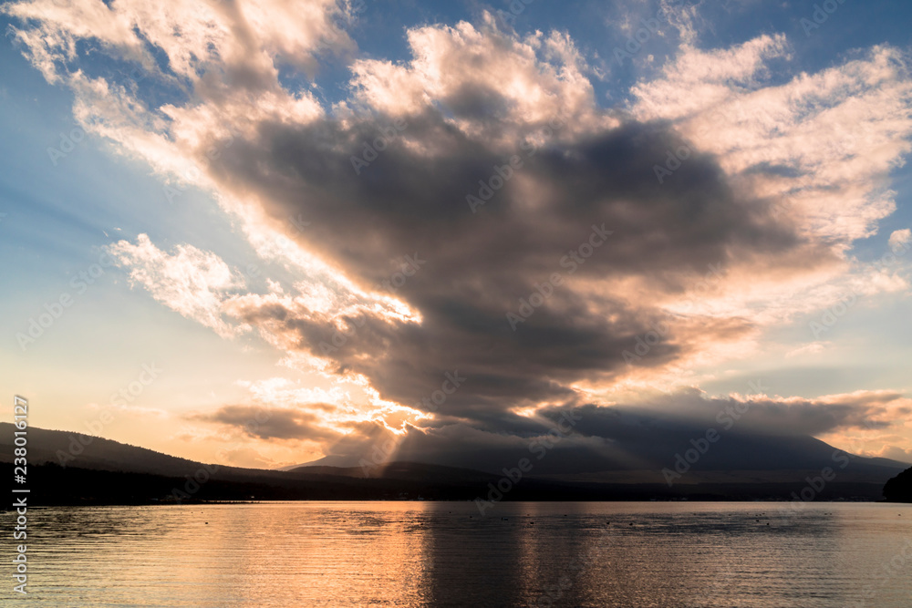 Naklejka premium 山中湖畔の雲と光芒