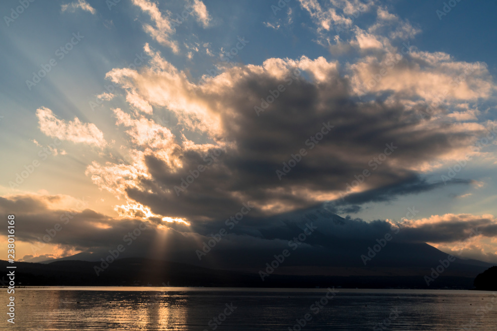 山中湖畔の雲と光芒
