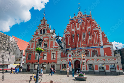 Fotografie RIGA, LATVIA - JULY 17, 2017: Town Hall Square and the House of the Blackheads in Riga's historic center