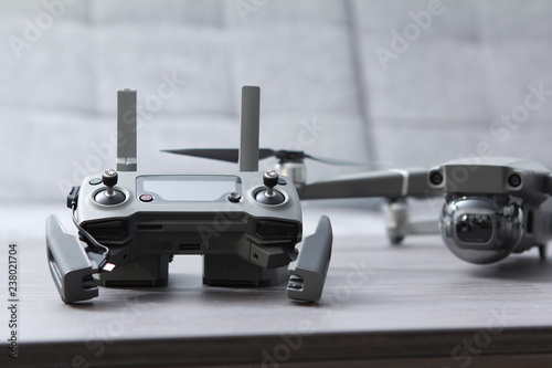 Fernbedienung liegend auf Tisch mit Drohne