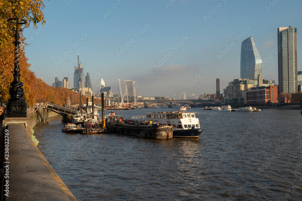 Am Themse-Ufer in London