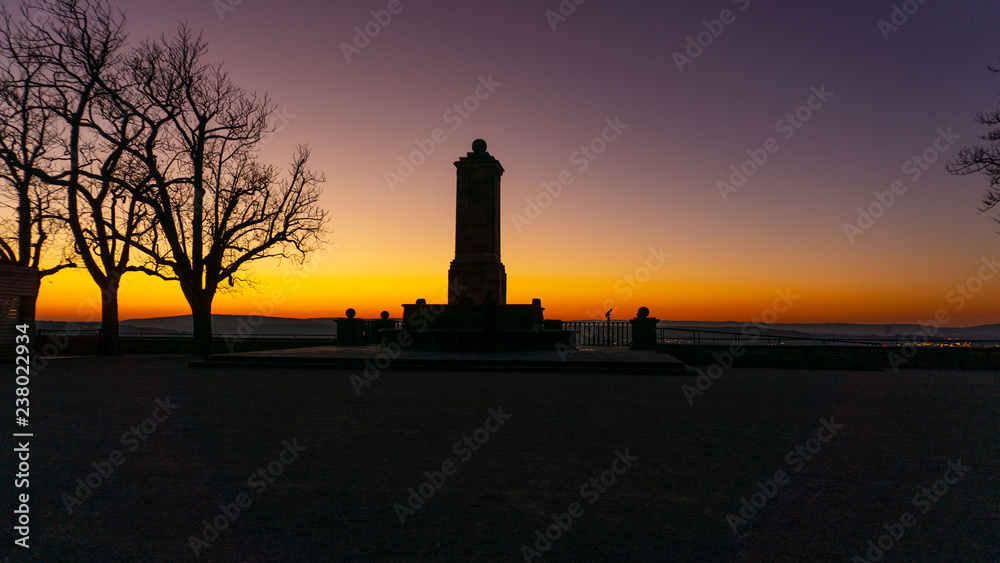 Sonnenuntergang hinter Denkmal