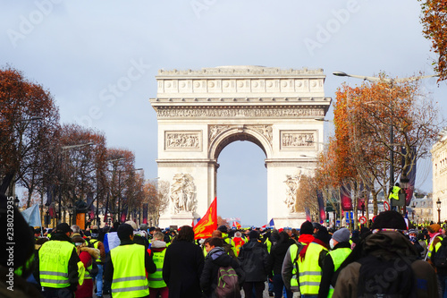 Fototapeta Naklejka Na Ścianę i Meble -  Gilets jaunes, Paris, 08/12/2018