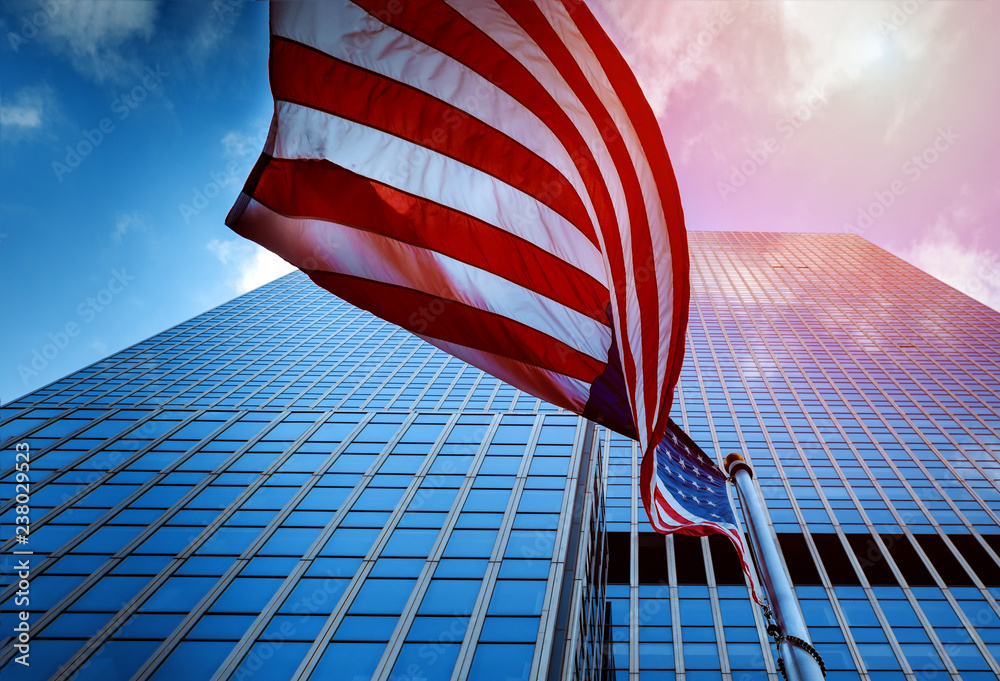 Φωτογραφία View of the Flag of the United States of America Flying in the a High Rise Glass