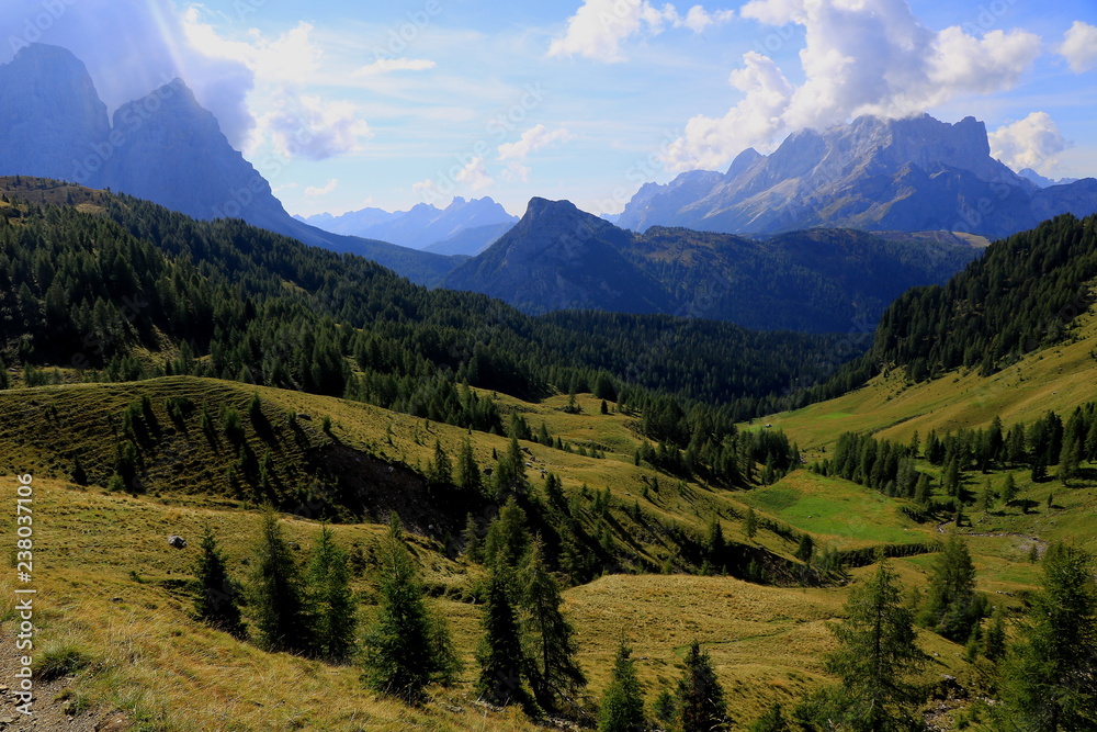 Paesaggio alpino visto dall' Alta Via numero 1 - Dolomiti - Italia