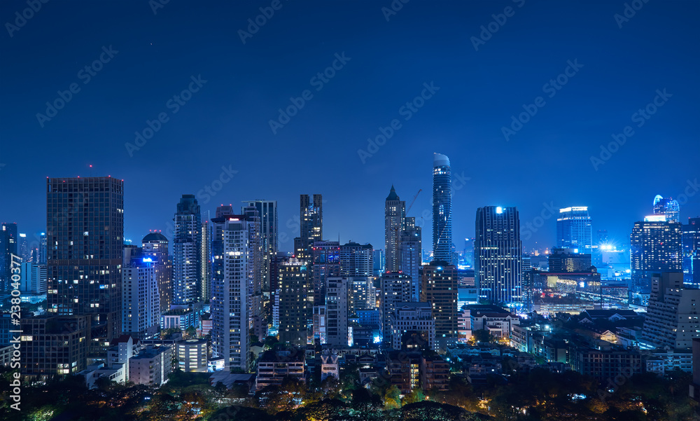 Fototapeta premium Pejzaż nocny widok panoramy Bangkoku nowoczesny budynek biurowy i wysoki wieżowiec w dzielnicy biznesowej w Bangkoku, Tajlandia.