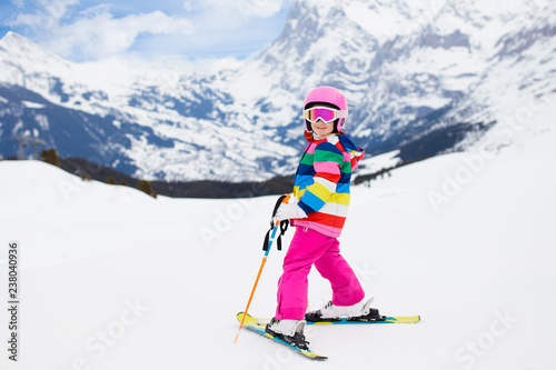 Zimowa zabawa na nartach i śniegu dla dzieci. Dzieci na nartach.