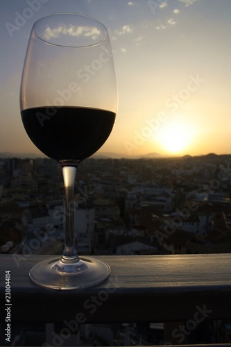 Wino na tle zachodzącego słońca 