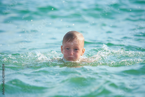 BOY 7 YEARS LEARN TO SWIM IN THE SEA