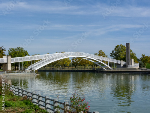 Photo of a bridge in a park © Alberto