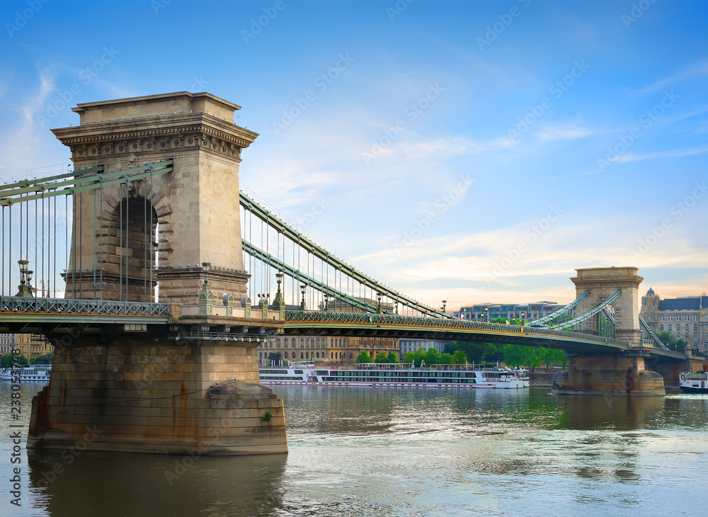 Obraz premium Chain bridge on Danube
