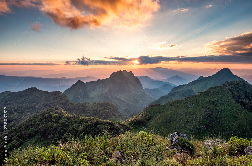 Obraz premium Landscape of sunset on mountain range in wildlife sanctuary at Doi Luang Chiang Dao national park
