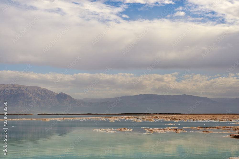 Obraz premium Dead sea seascape in cloudy weather