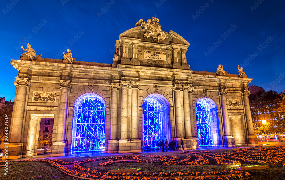 Fototapeta premium Madryt, Puerta de Alcalá oświetlony na Boże Narodzenie