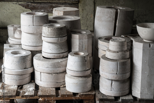 Rohlinge und Formen in einer Keramikfabrik
