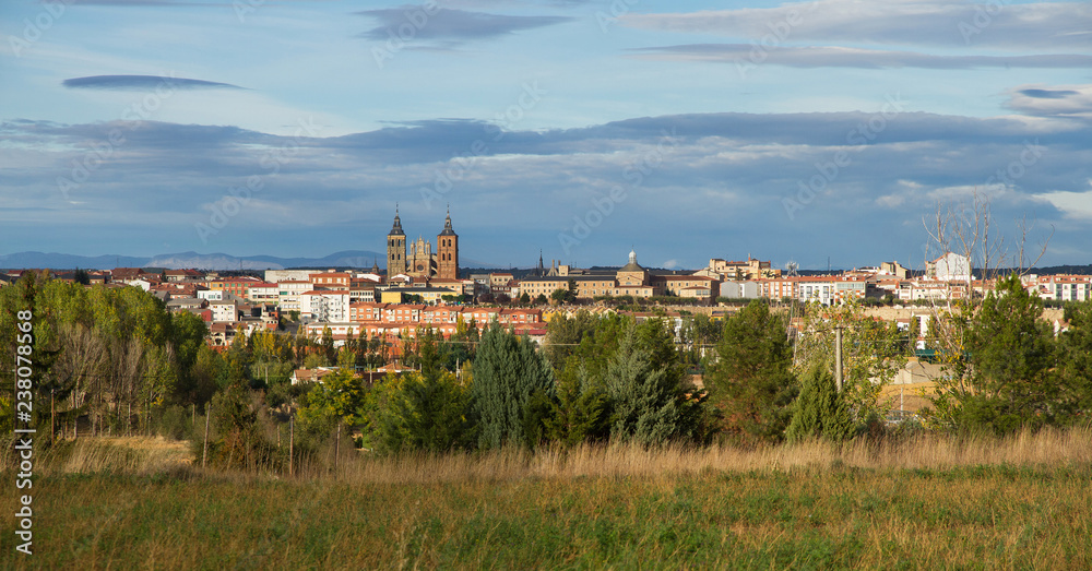 Vista panoramica de la ciudad de Astorga en Leon, España con la catedral destacando