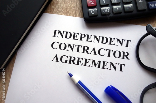 Schilderij op canvas Independent contractor agreement, pen, glasses and   calculator on desk
