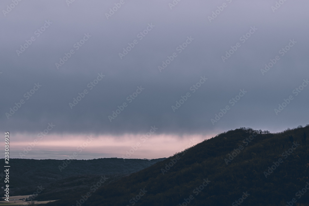 Panoramablick über Hügel in Österreich.Bewölkter Himmel.