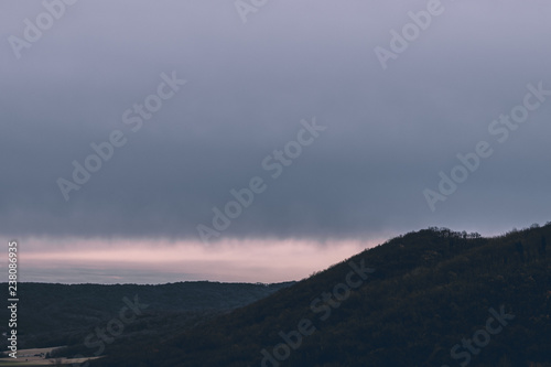 Panoramablick über Hügel in Österreich.Bewölkter Himmel.