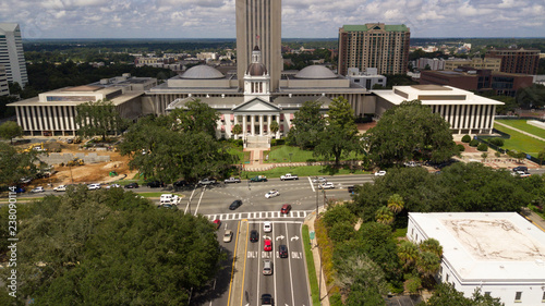 Obraz na plátně Flags Blow Atop Traffic Below The Capital Dome in Tallahassee Florida