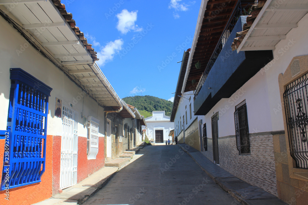 Calle, Capilla del Padre Marianito. Angostura, Antioquia, Colombia