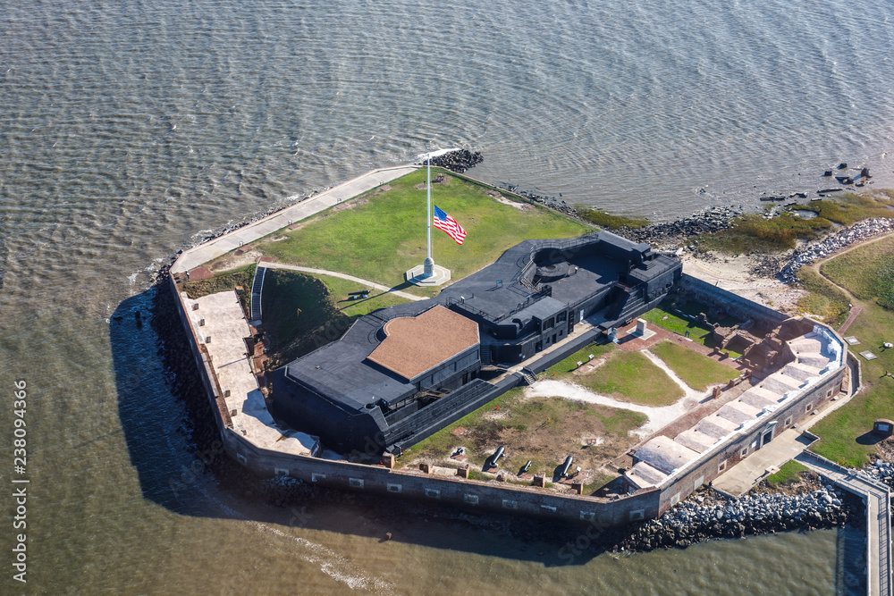 Obraz premium Fort Sumter with flag at half staff