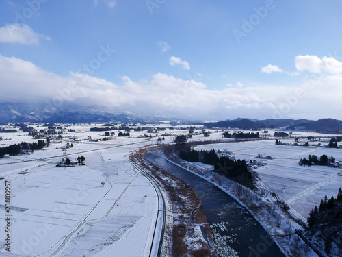 空撮 冬の秋田県 雪景色 青空 田舎の自然風景