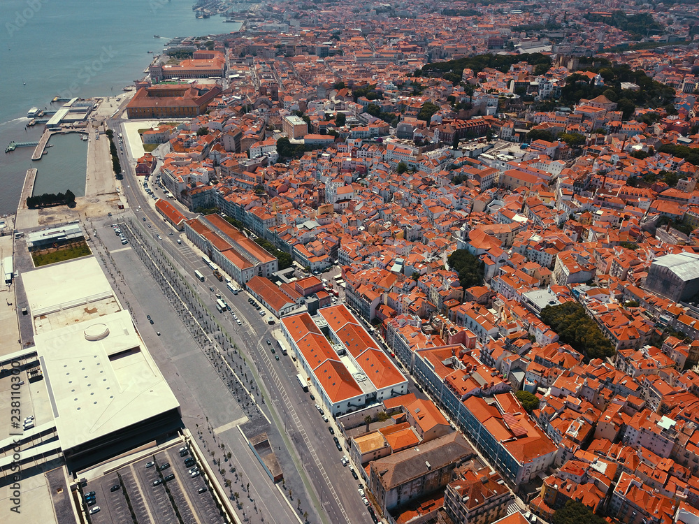 Fototapeta premium リスボンの旧市街の街並み