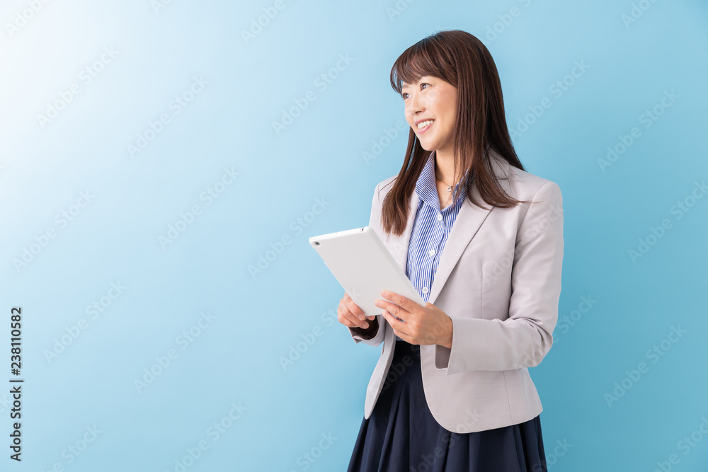 タブレットコンピューターを見るミドル女性 ビジネス タブレットコンピューターを見るミドル女性 ビジネス