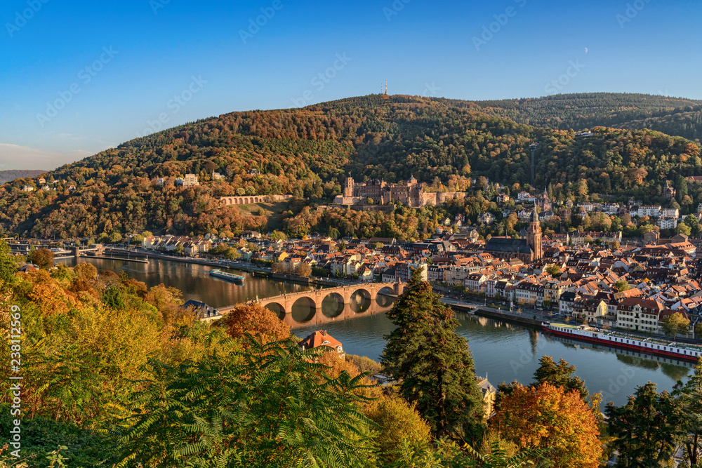 Blick auf das spätsommerliche Heidelberg mit der alten Brücke, dem Schloss und der Altstadt