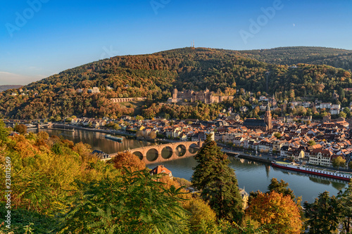 Blick auf das spätsommerliche Heidelberg mit der alten Brücke, dem Schloss und der Altstadt