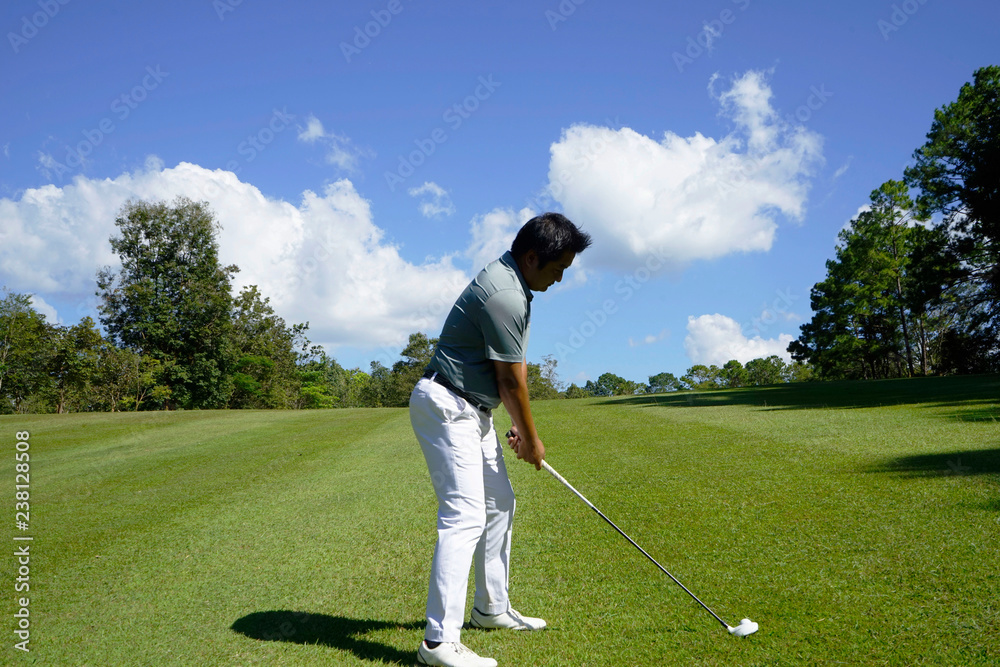 Obraz premium Golfer playing golf in beautiful golf course in the evening golf course with sunshine in thailand