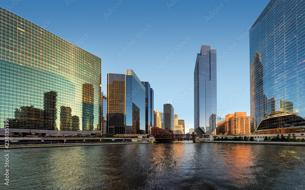Obraz premium Chicago Skyline. Skyscraper of Chicago downtown and Chicago River at sunset. Chicago, Illinois. 