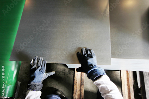 Obraz na płótnie worker working in metal cutting 