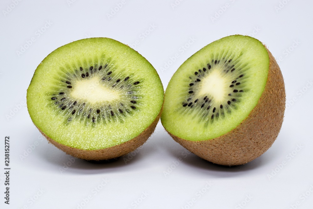 Eine in zwei Hälften geteilte Kiwi in Nahaufnahme. Eine in zwei Hälften geteilte Kiwi in Nahaufnahme.
