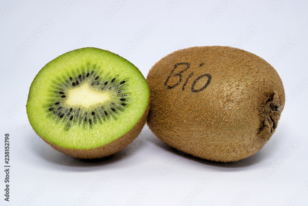 Obraz premium Kiwi in Nahaufnahme, mit einer Laser-Kennzeichnung als Bio. Makrofotografie mit Fokus Stacking.