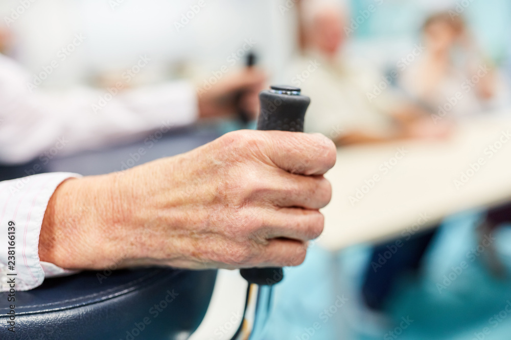 Hände eines alten Patienten mit Rollator Hände eines alten Patienten mit Rollator