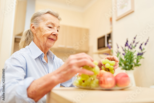 Senior Frau mit Obst zum Frühstück