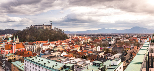 Cuadro en lienzo Ljubljana in Slovenia on a cloudy day - River, bund, Ljubljana Castle
