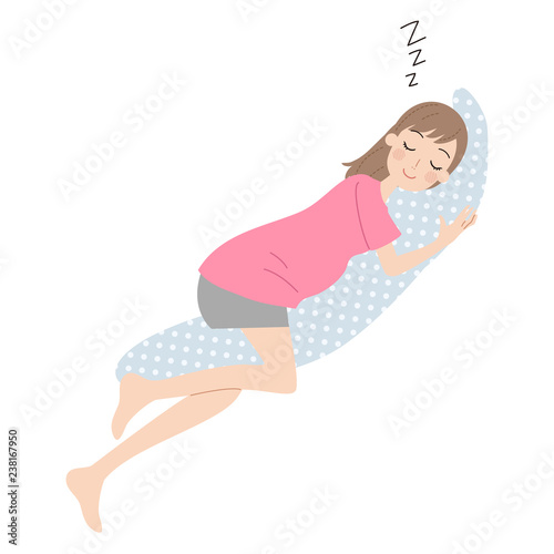 枕を抱いて眠る妊婦