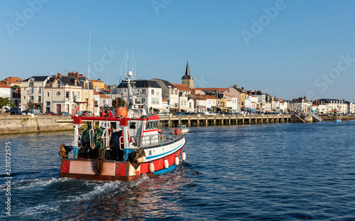 Chalutier de pêche rentrant au port avec le quai de la Chaume en arrière plan (Les Sables d'Olonne, France)