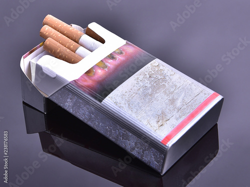Foto tobacco use is a bad habit that leads to poor health and illness
