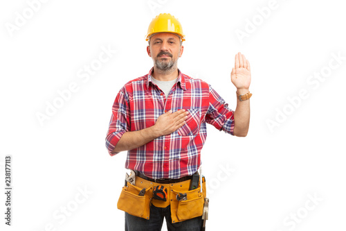 фотографія Builder swearing with palm up and hand on heart.